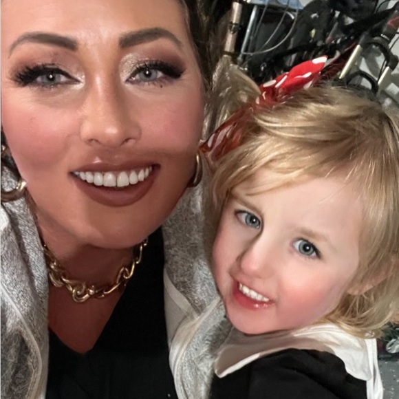 Meet your Posher, Lacy - Picture 3 of 10